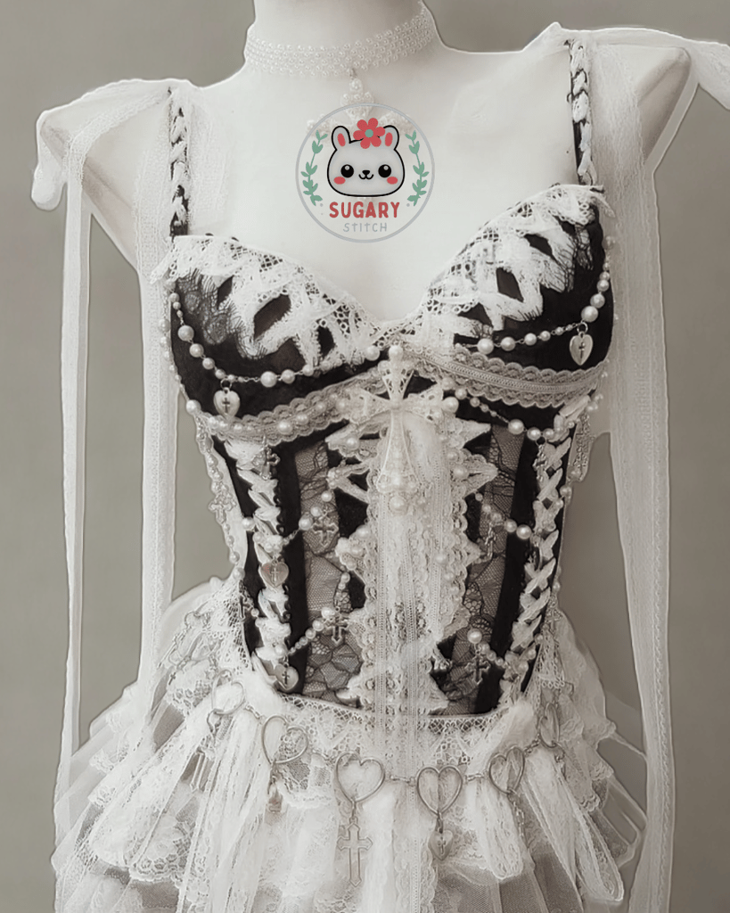 Bold Hand-Detailed Lace Lace Black Camisole